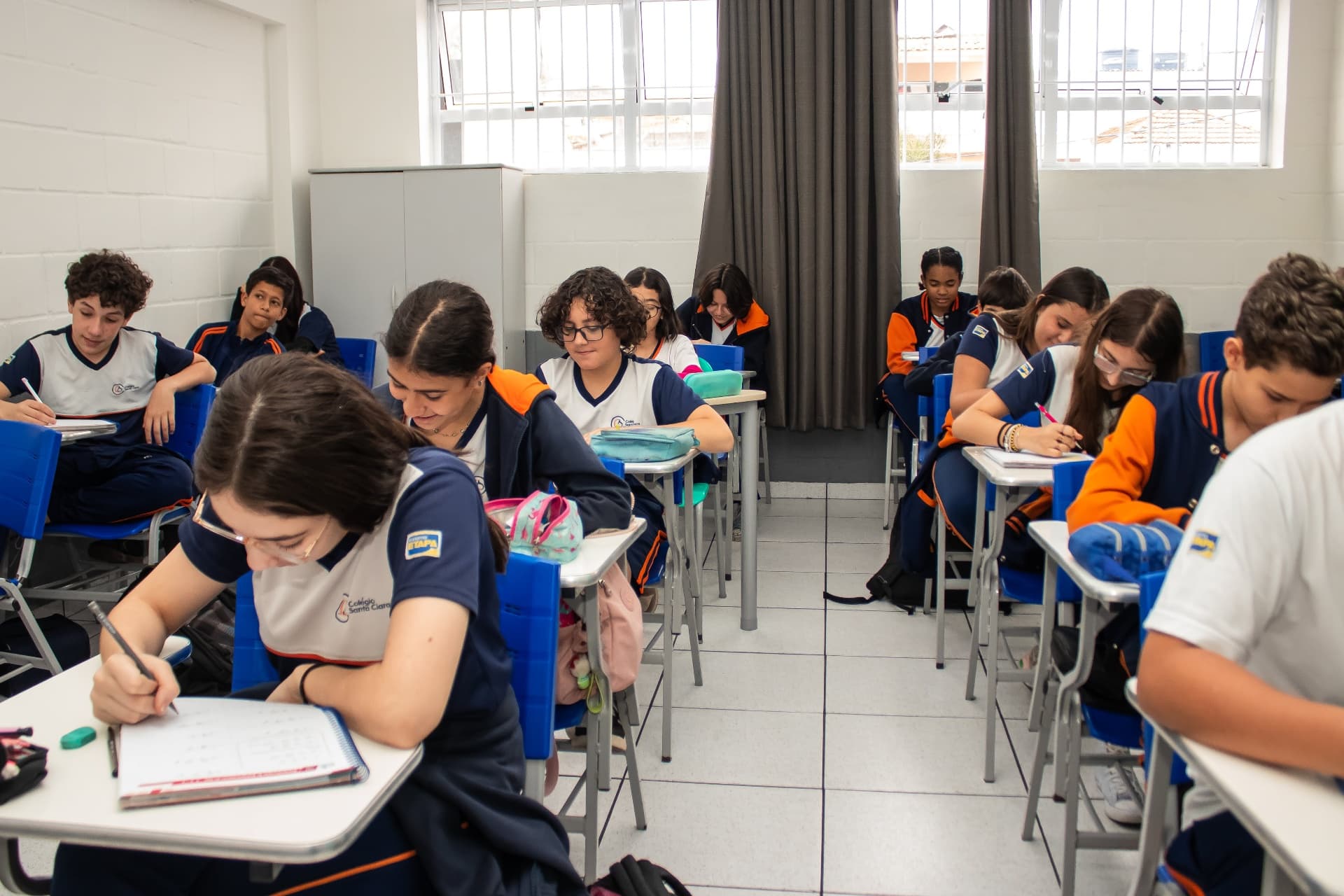 Alunos do Colégio Santa Clara em sala de aula durante atividade acadêmica